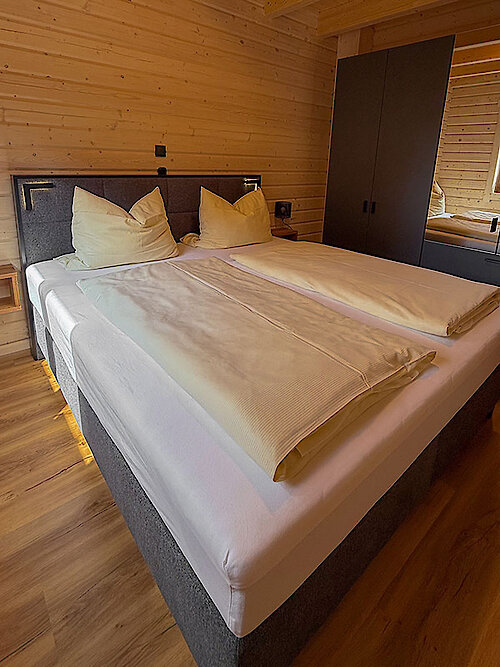 großes Doppelbett im Chalet
